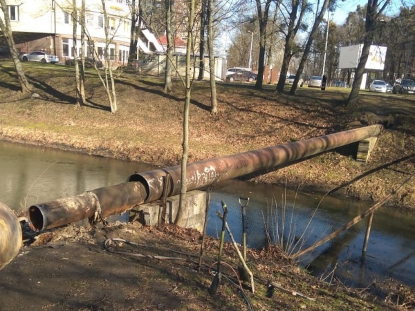 Демонтаж старых труб в парковой зоне Литовского ручья