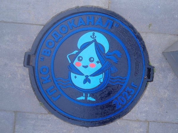 Областной «Водоканал»  в Первомай почистил и освежил свои арт-объекты в виде канализационных люков в разных частях Калининграда, установленные еще в 2023 году.