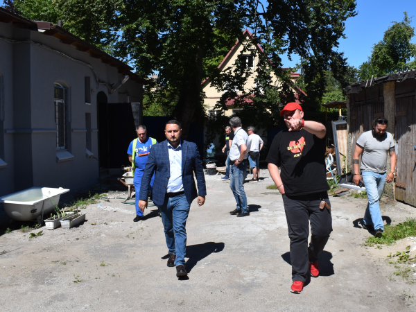 Директор предприятия проверил ход капитального ремонта производственного помещения