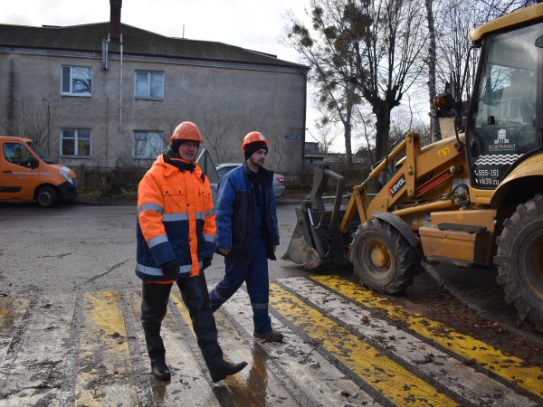 Бригада областного "Водоканала" устранила утечку в городе Мамоново на улице Чехова, дом 8. 